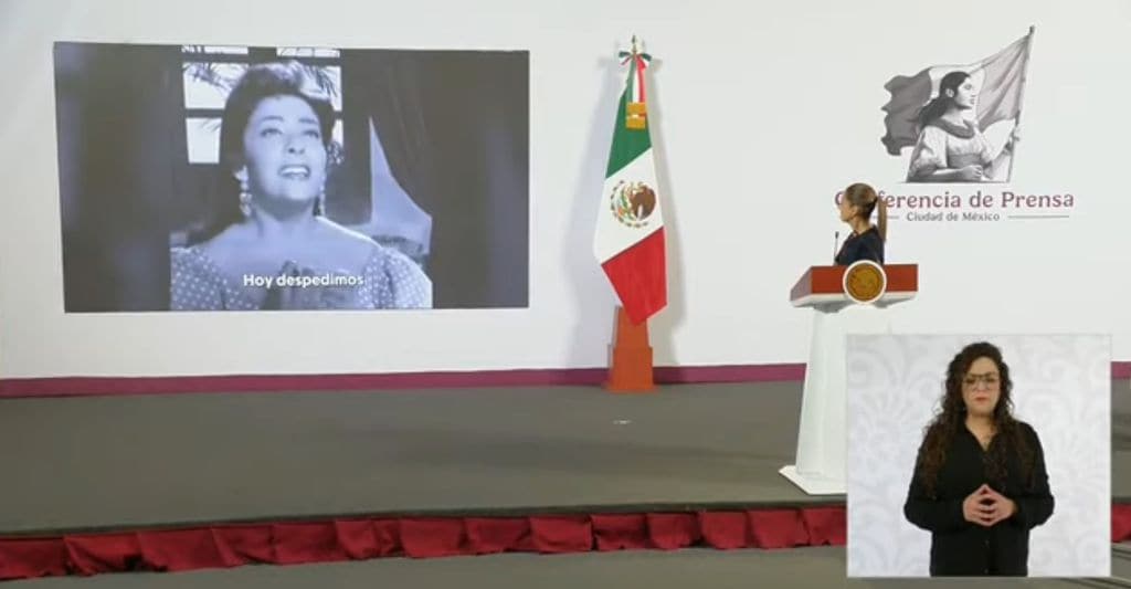 Claudia Sheinbaum rinde homenaje a Silvia Pinal en su conferencia 'mañanera'.