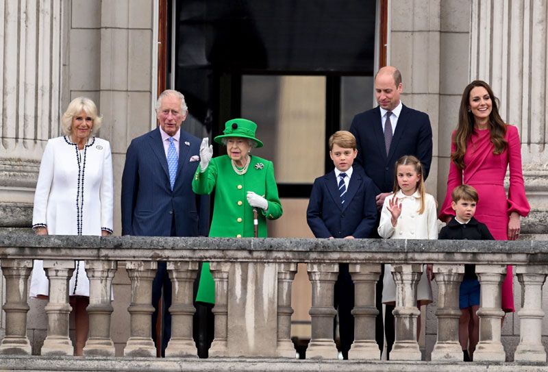 Isabel II con el príncipe Carlos, Camilla, los duques de Cambridge y sus hijos