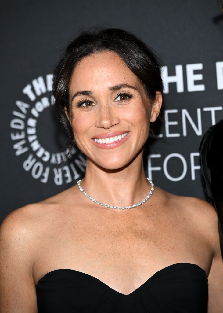 Meghan Markle con vestido negro