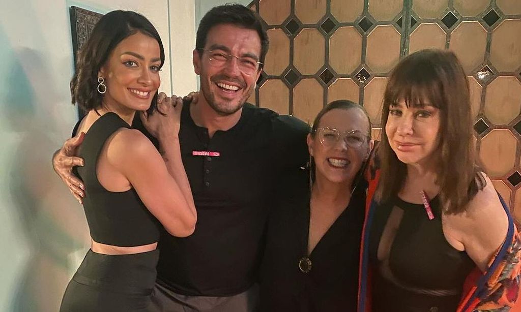 dayanara torres con el elenco de 39 padres 39 