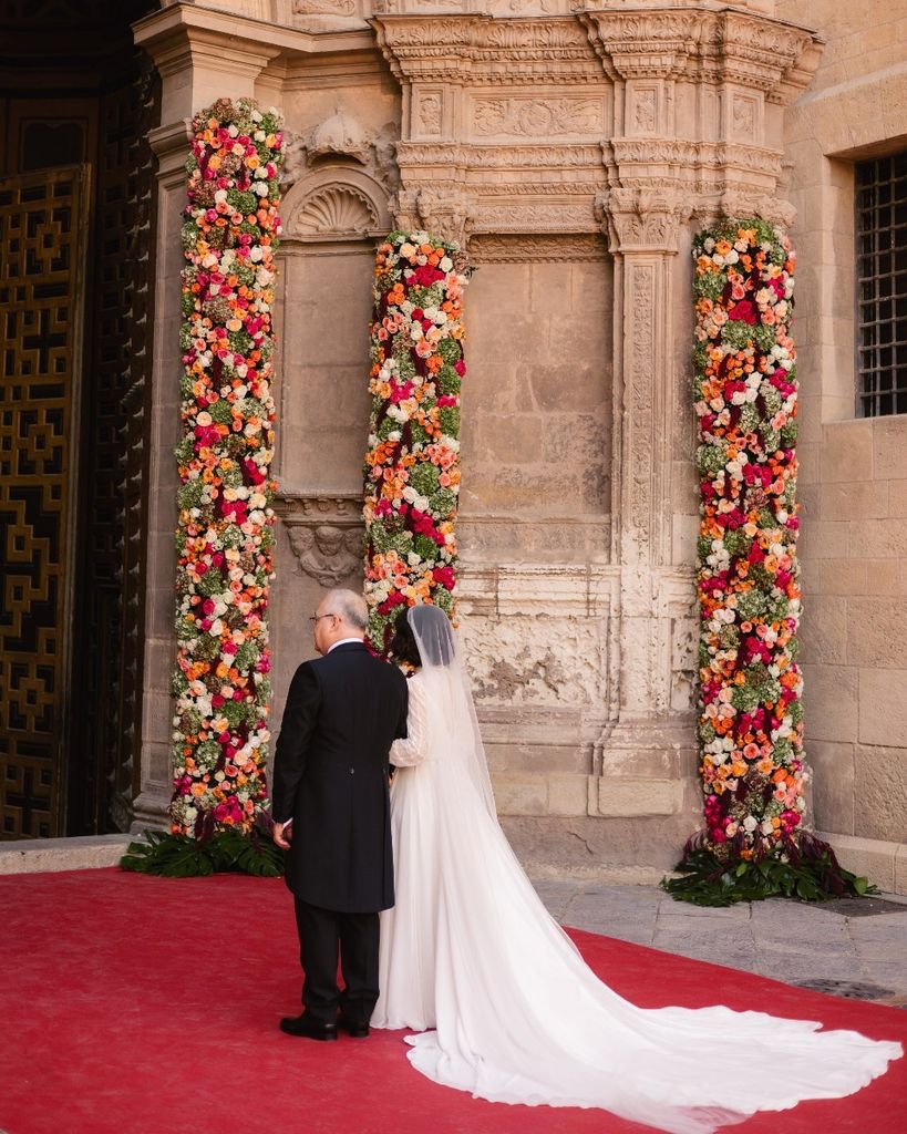 Decoración de iglesias con columnas de flores de colores