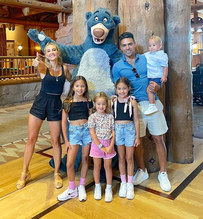 Falcao y Lorelei Tarón con sus cuatro hijos en Disney