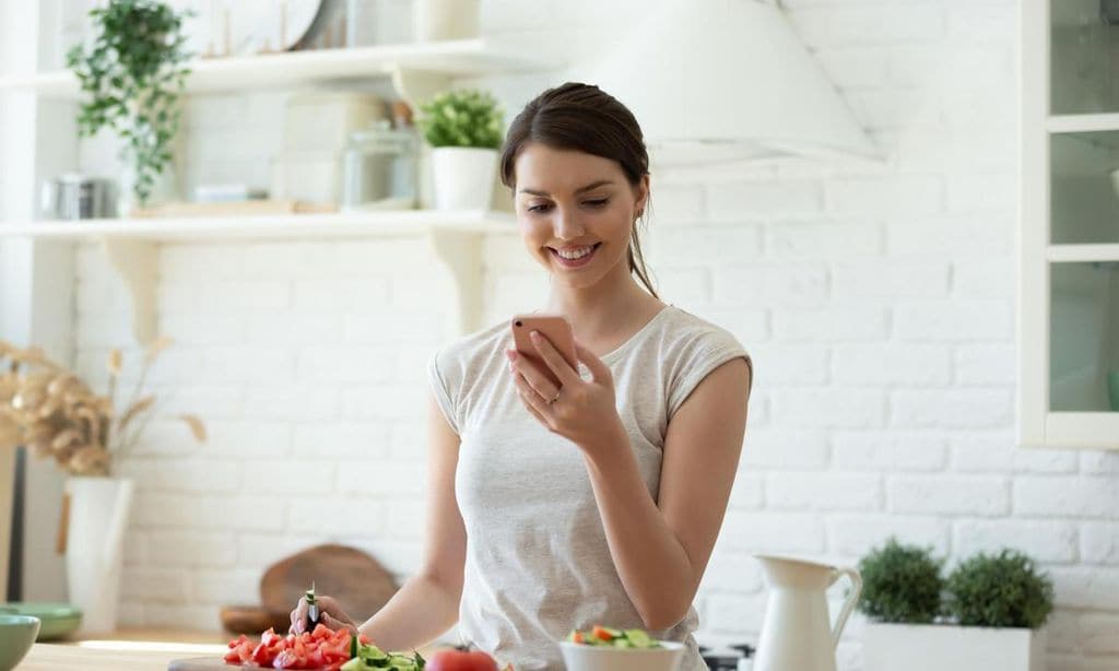 mujer haciendo comida saludable