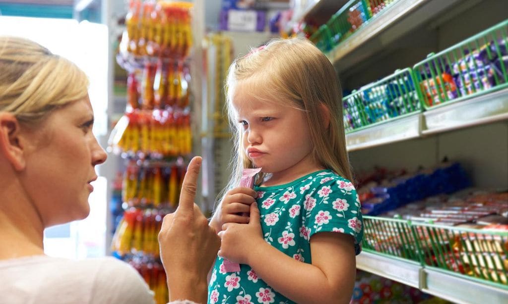 ni a con chocolatina en el supermercado