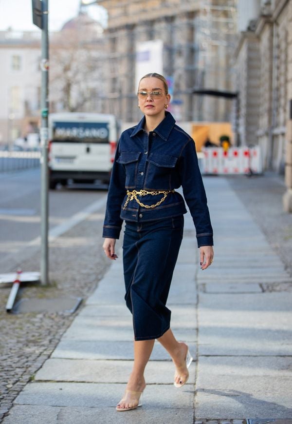 falda midi vaquera look