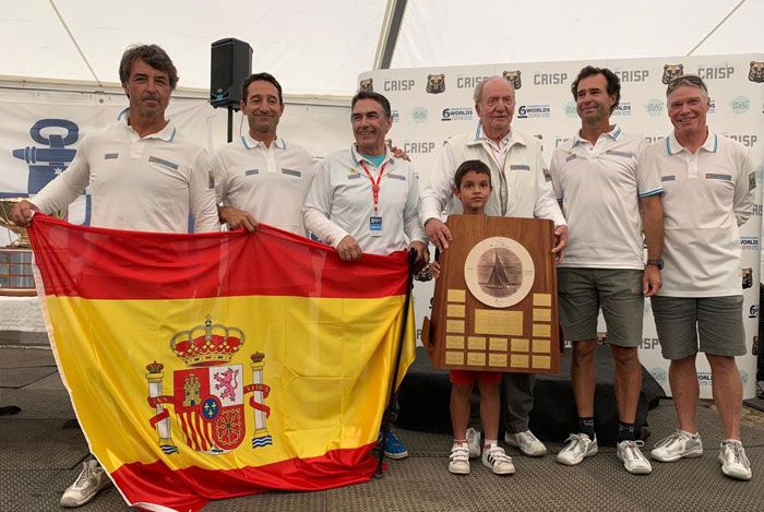 El rey celebra el título de campeones con sus compañeros del Bribon