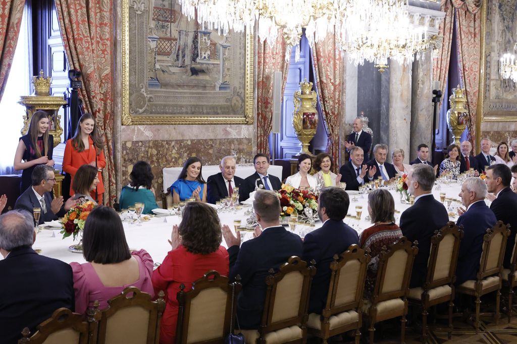 La princesa Leonor y la infanta Sofía dan un discurso para sus padres