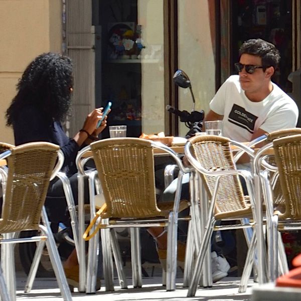 Después de dar un romántico paseo, en el que no faltaron los besos, las miradas de complicidad y las risas, los actores almorzaron en una terraza al sol (CLIPPER PRESS)
