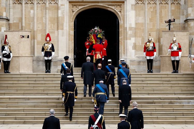 El féretro de Isabel II accede a la capilla de San Jorge del Castillo de Windsor