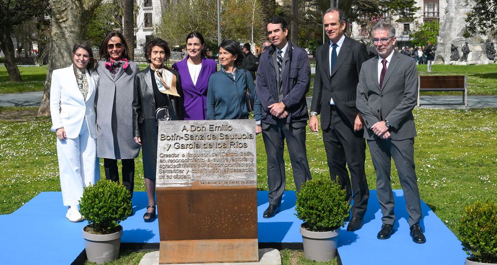 Santander inaugura una plaza en honor a Emilio Botín en los Jardines de Pereda