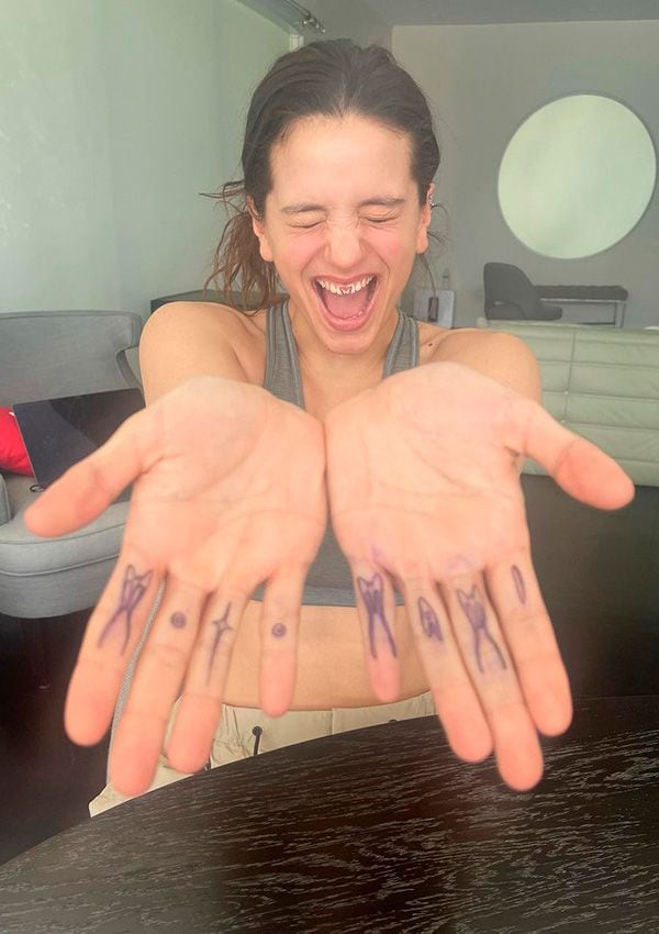 Rosalía con un nuevo tatuaje en las manos