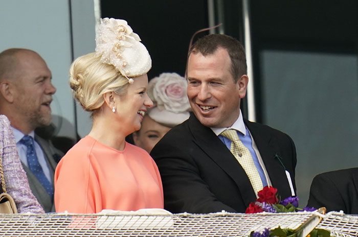 Peter Phillips, nieto de Isabel II, presenta a su novia en público en las carreras en honor a su abuela