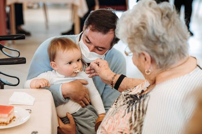 Charles de Luxemburgo visitando una residencia de ancianos