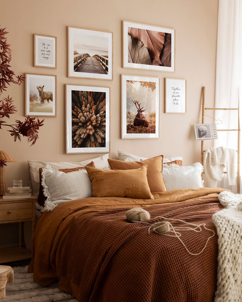 Dormitorio con pared de la cama decorada con cuadros