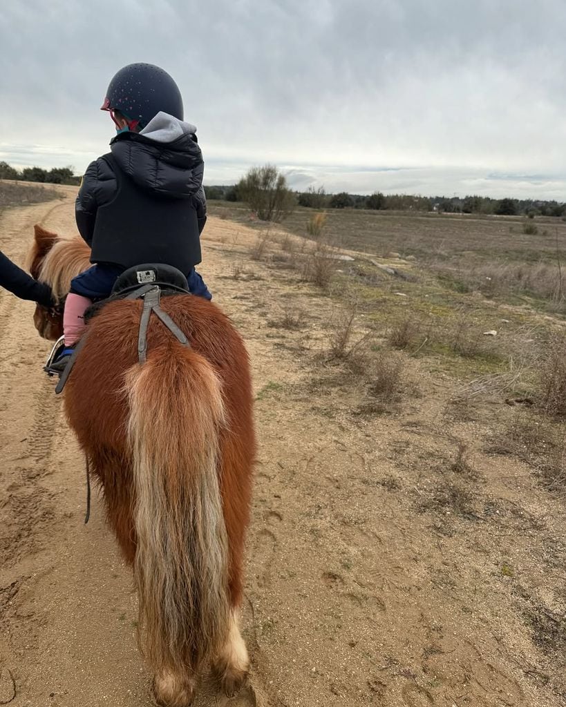 Uno de los hijos de Hiba Abouk montando a caballo