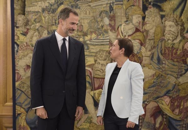 Don Felipe cumplió con su último compromiso del día, una reunión con la presidenta de Navarra, vestido completamente de negro, de luto por el fallecimiento del abuelo de doña Letizia
