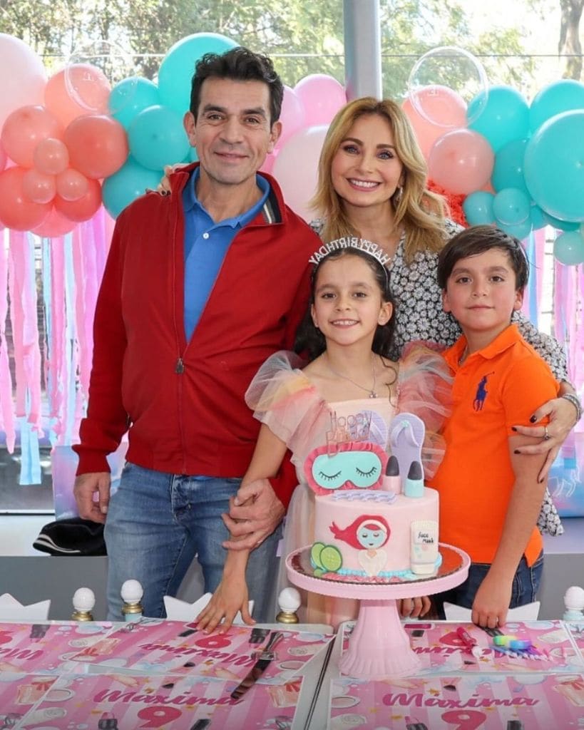 Elizabeth Álvarez, Jorge Salinas y sus dos hijos