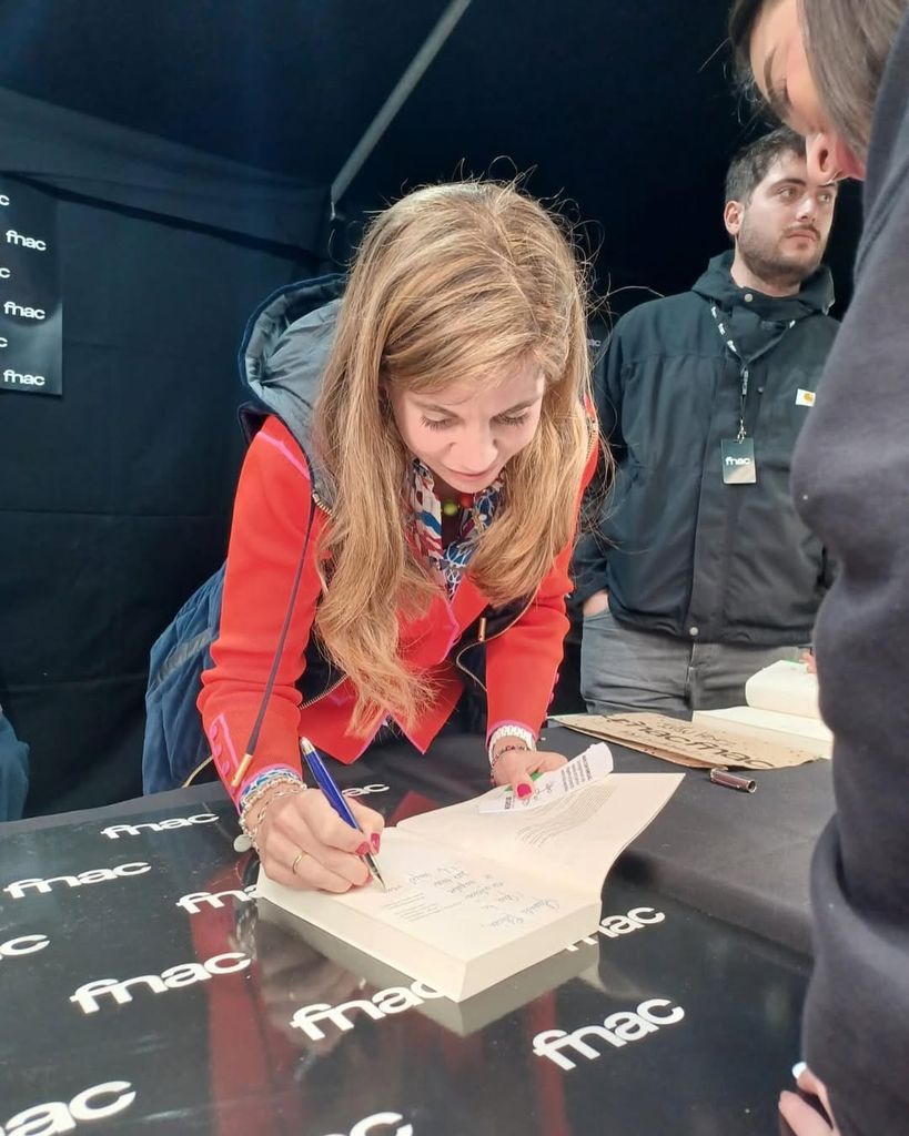 Marian Rojas firmando libros 