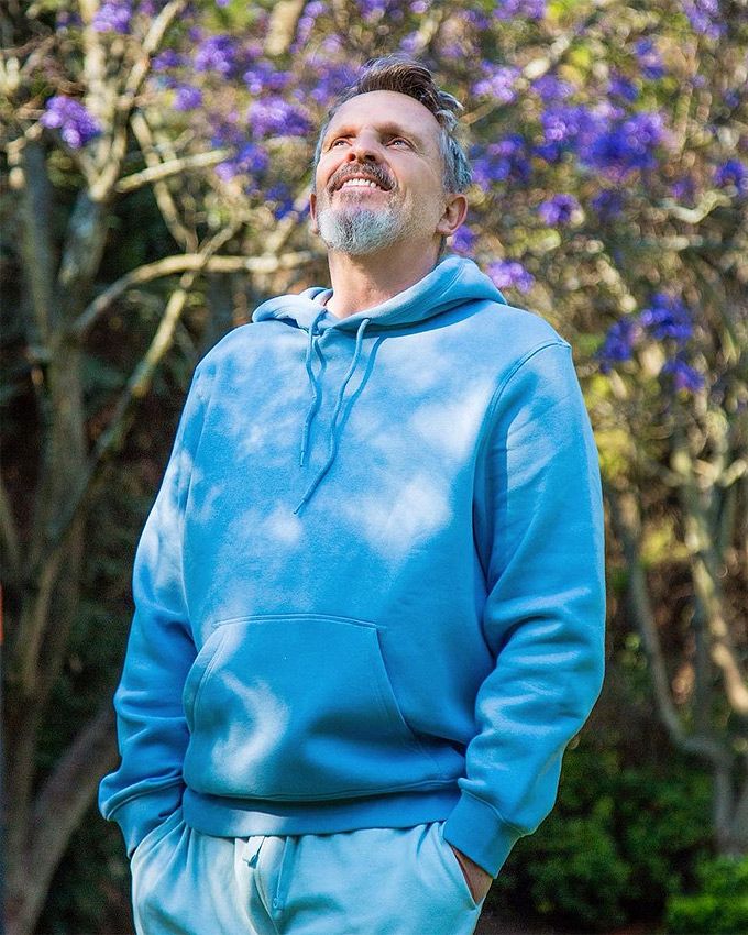 Miguel Bosé en jardín