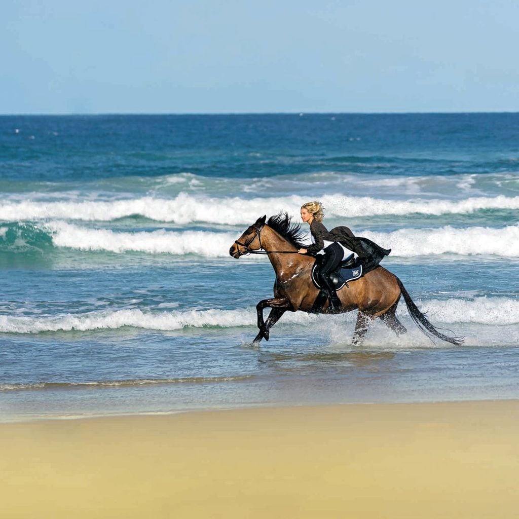 hola 4040 elsa pataky a caballo