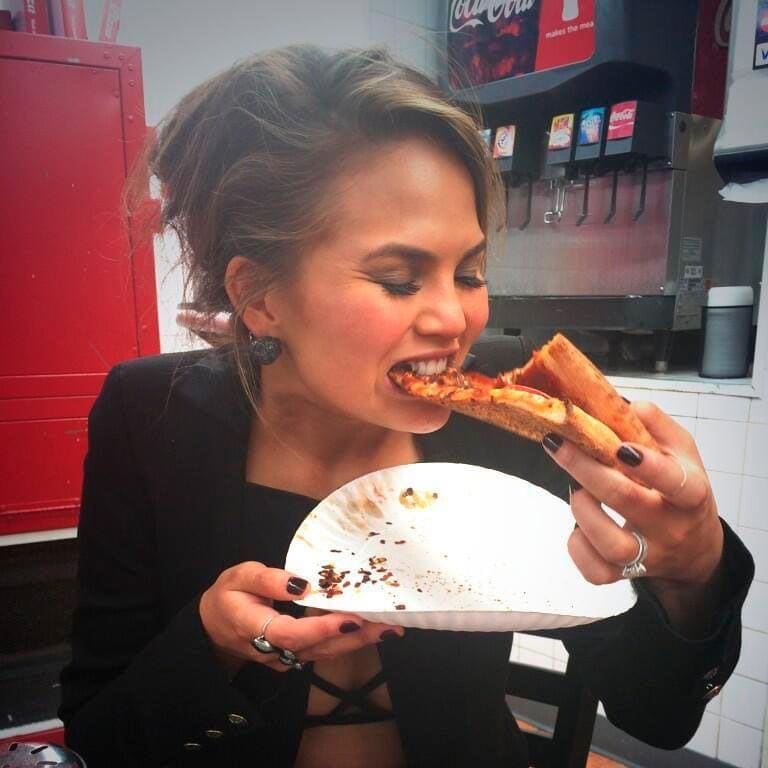 chrissy teigen no se resiste a una deliciosa pizza