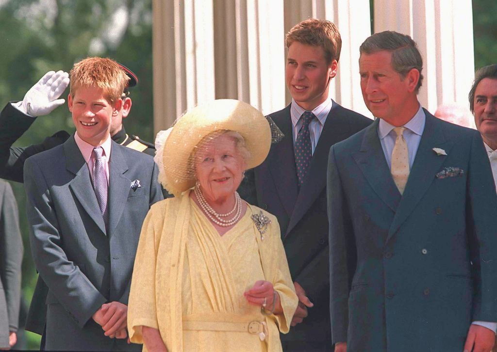 Príncipe Harry, rey Carlos III, Príncipe Guillermo y la Reina Madre