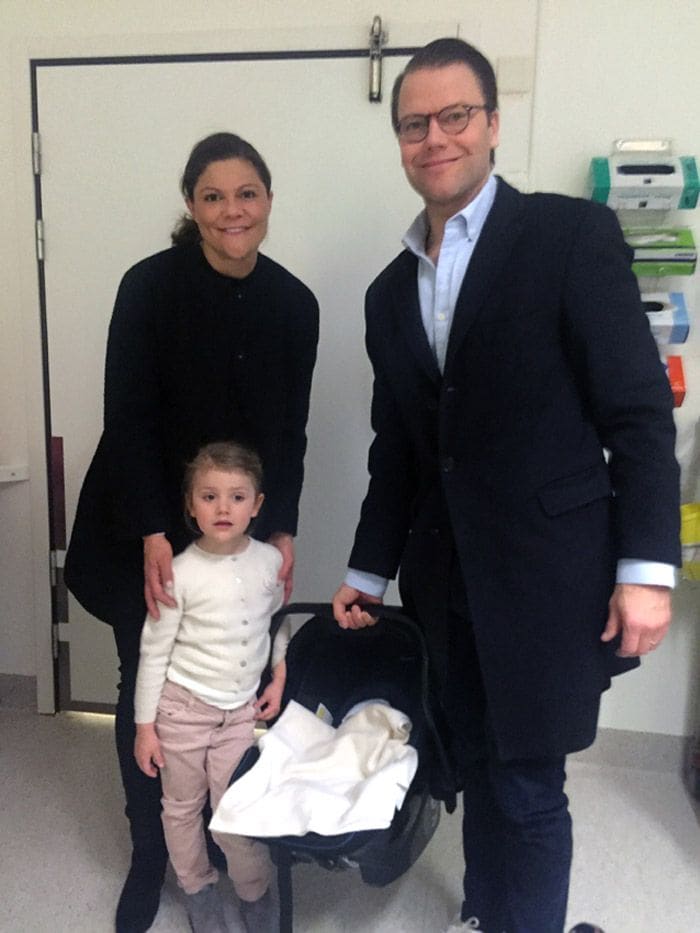 La feliz familia posó en las instalaciones hospitalarias, tras agradecer al personal médico sus atenciones, antes de poner rumbo hacia su hogar en el Palacio de Haga, donde tanto la madre como su pequeño recibirán mimos y cuidados ©Casa Real sueca
