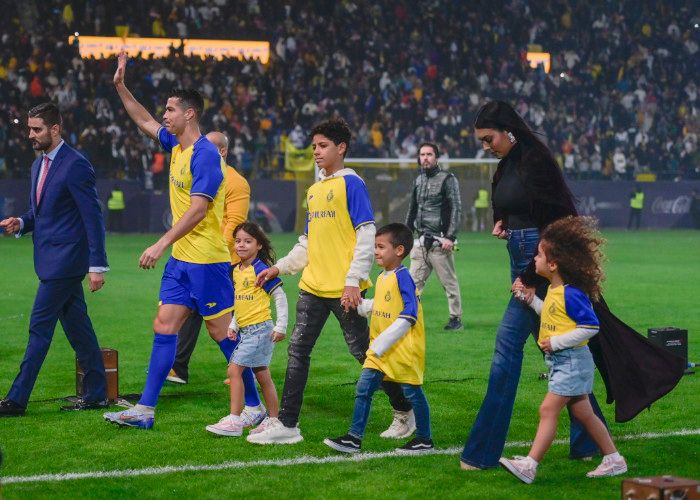 Georgina con sus niños apoyando a Cristiano en Arabia Saudí