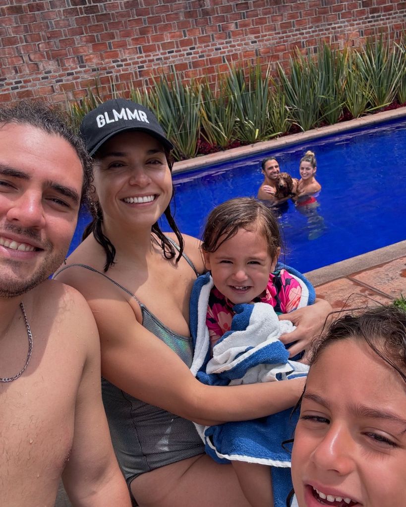 Tania, su novio Pedro Pereyra y su ex, Daniel Pérez, disfrutaron con los niños de un día de alberca.