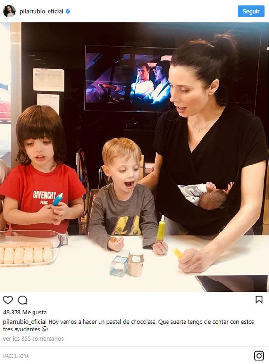 ¡Plan de vacaciones! Pilar Rubio pasa la tarde en la cocina con la ayuda de sus tres 'minichefs'