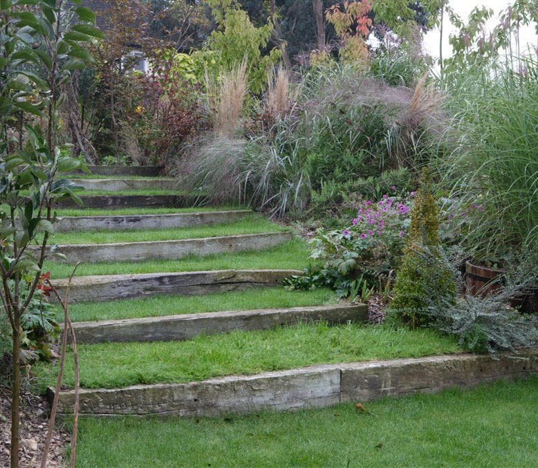 Escalones en el jardín