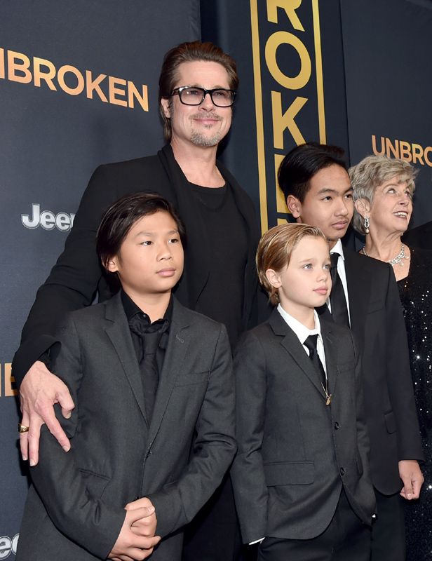 Brad Pitt en un estreno con sus hijos