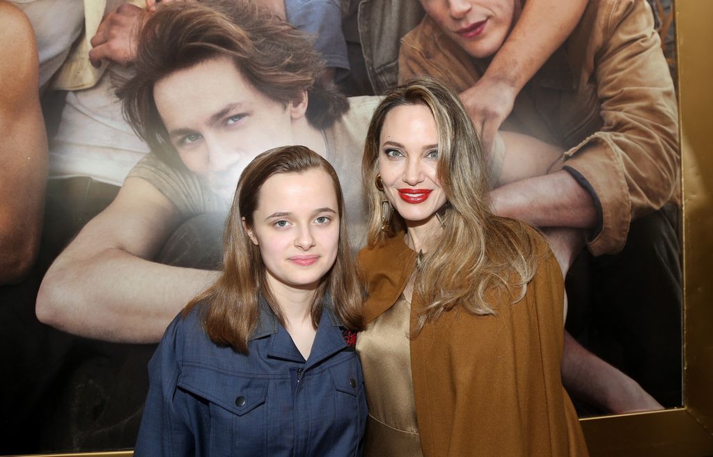 Angelina Jolie y su hija Vivienne en el estreno de 'The Outsiders' en Nueva York el 11 de abril de 2024