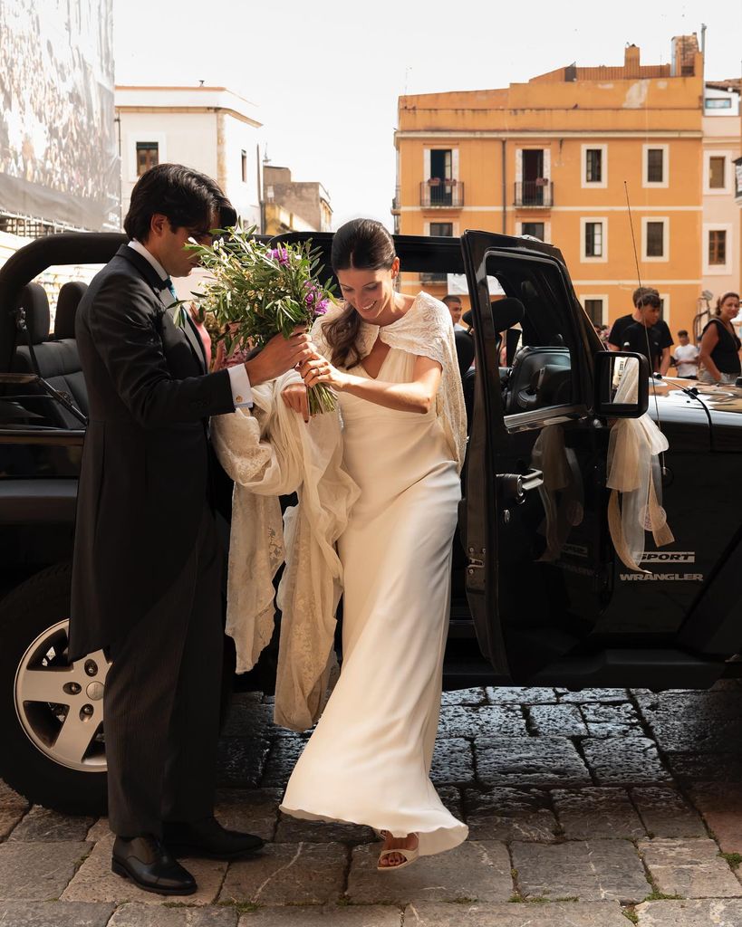 Novia saliendo del coche