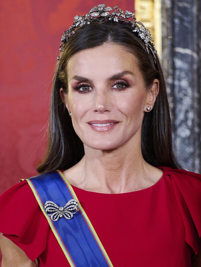 Doña Letizia moderniza la tiara floral