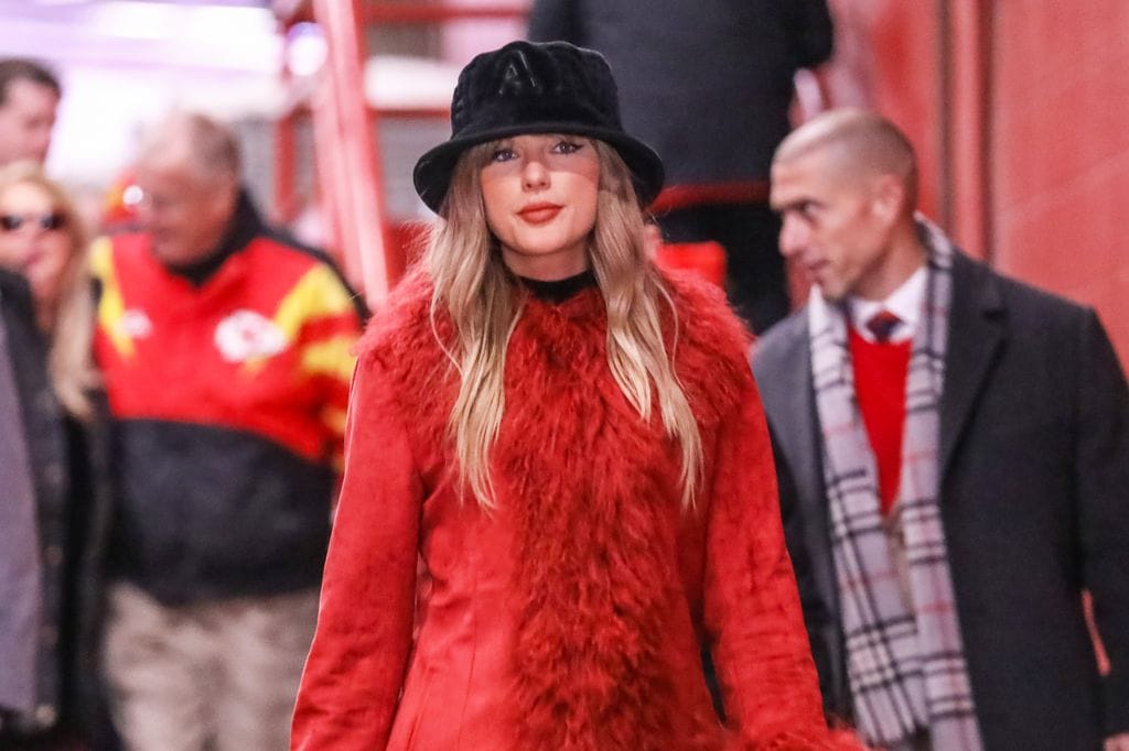 Taylor Swift con abrigo rojo y sombrero