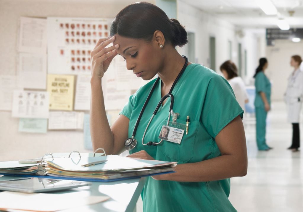 profesional sanitaria agobiada en un hospital