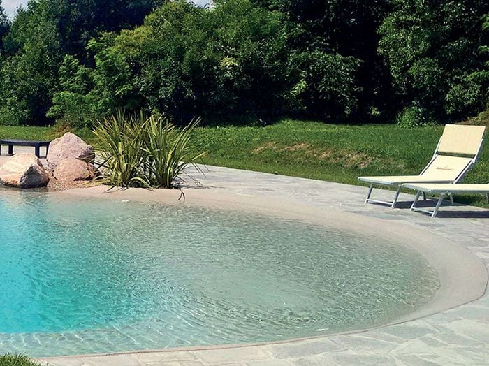 Zona de acceso de una piscina de arena