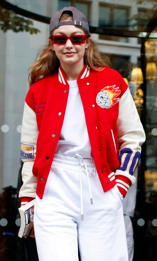 gigi hadid con chaqueta varsity