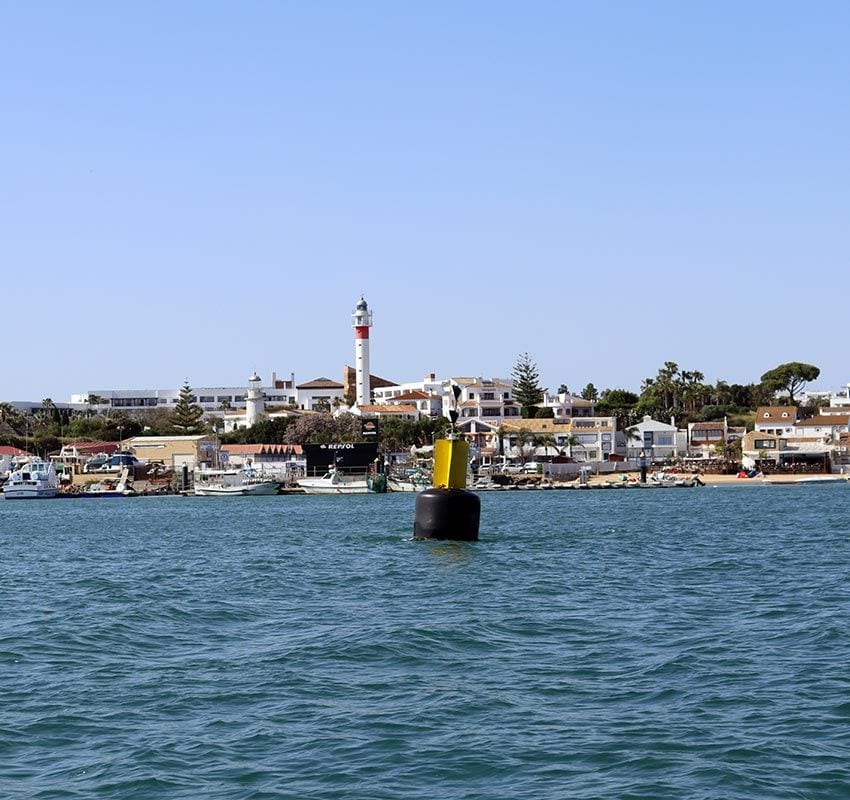 Panorámica de la localidad de El Rompido desde el barco