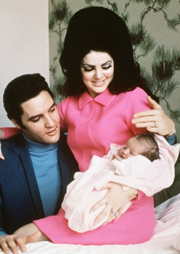 Elvis Presley y Priscilla con su hija Lisa Marie