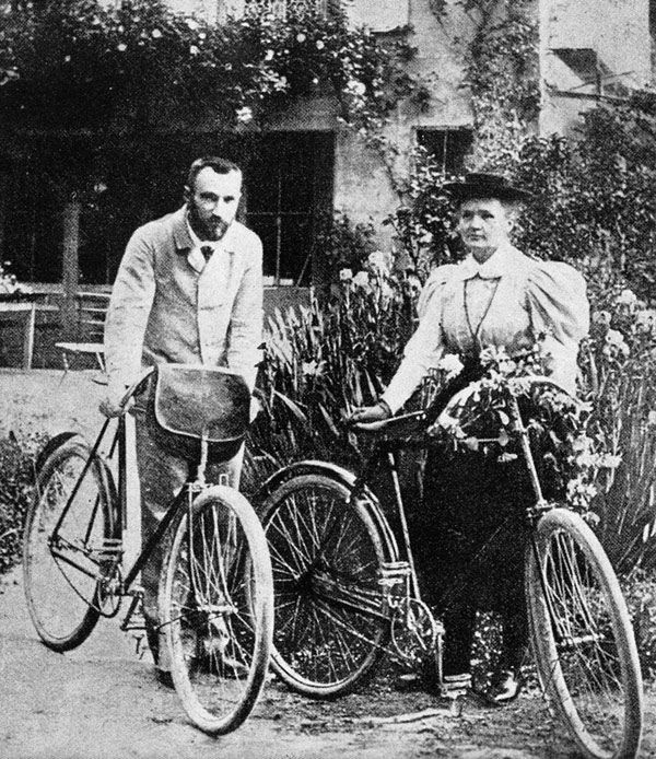 Pierre y Marie Curie comenzaron su luna de miel subidos a estas dos nuevas bicicletas que compraron con el dinero recibido como regalo de bodas 