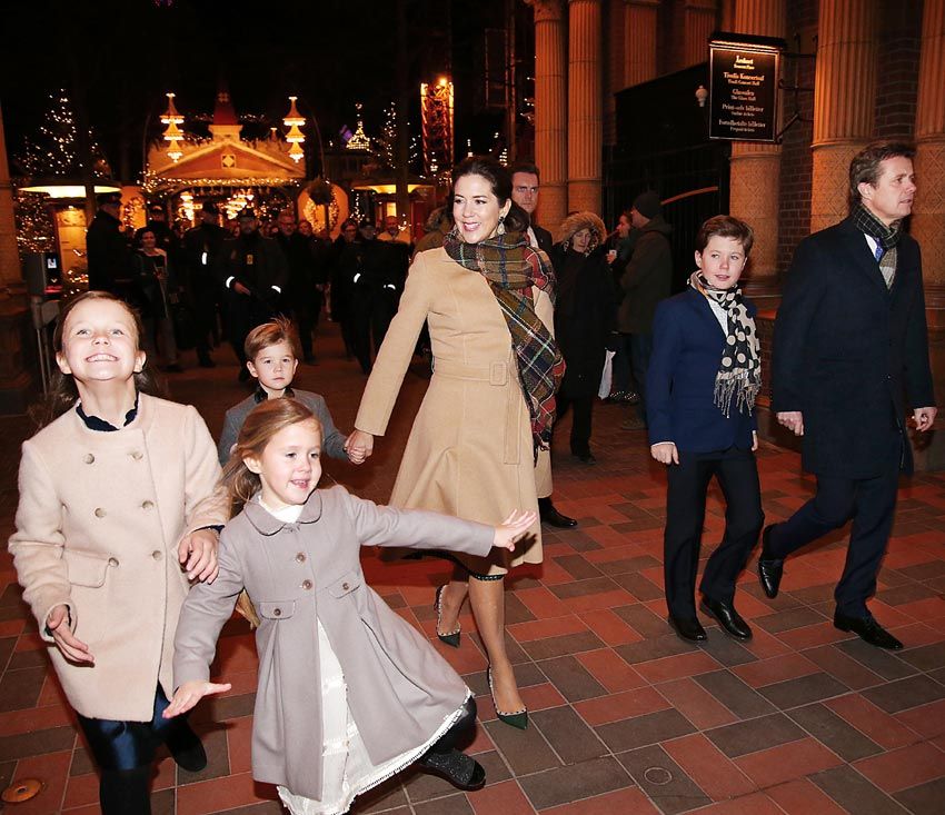 La Familia Real danesa llegaba con sonrisas rutilantes a la sala de conciertos de Tívoli para presenciar una vez más el ballet de la Reina
