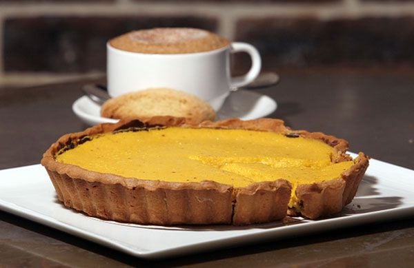 Pumpkin pie con taza de café