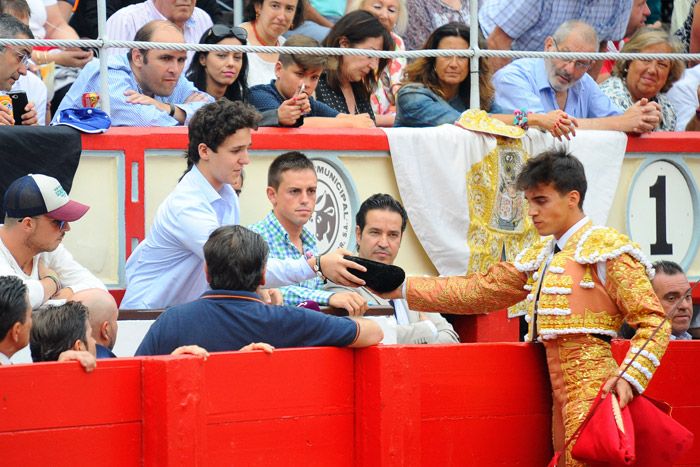 Tanto Felipe de Marichalar como su hermana Victoria han heredado la pasión por la fiesta de los toros que comparten su abuelo, el rey Juan Carlos, y su madre, la infanta Elena
