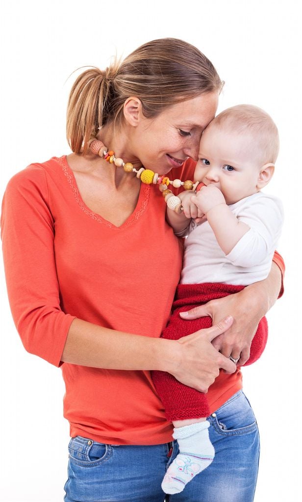 Mamá con collar de lactancia o dentición y bebé jugando con él