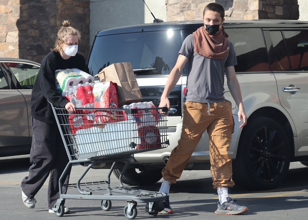 El 11 de enero, Shiloh y Knox Jolie salieron a hacer compras en Los Feliz.