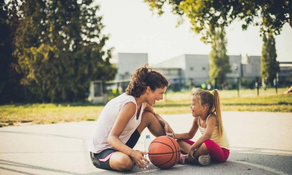 madre e hija jugando al baloncesto