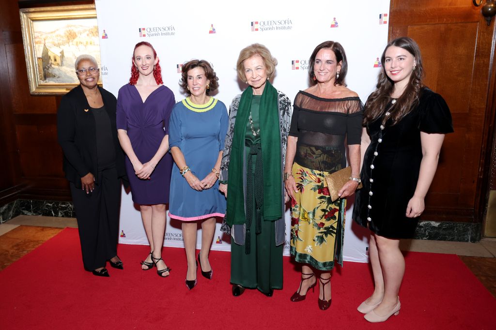 Peggy Holder-Jones, Celia Maldonado, Begoña Santos, la reina Sofía, Pilar Llado e Isabel Rivero en la gala por el 70º aniversario del Queen Sofía Spanish Institute