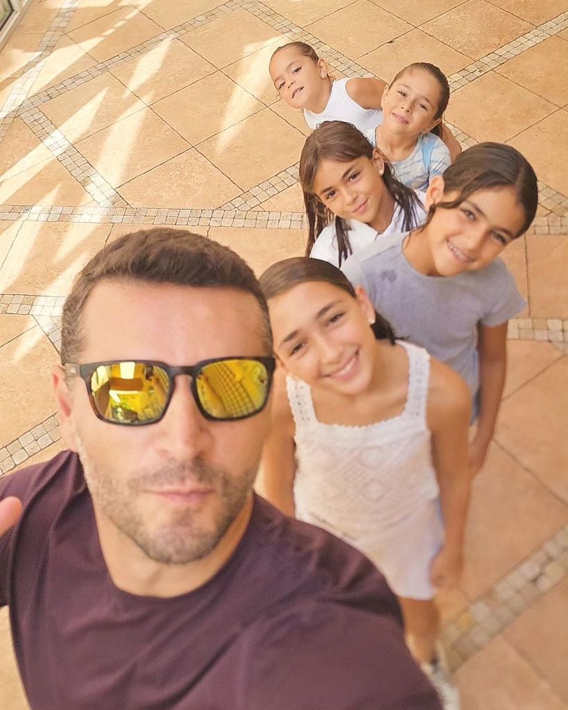 Jacky Bracamontes, Martín Fuentes y sus hijas